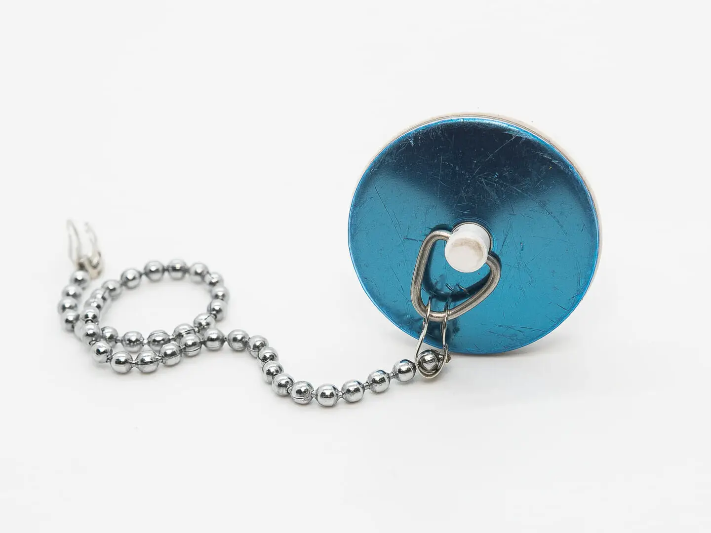 Tappi í vask með keðju.