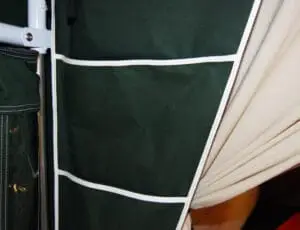 Hengi, hilluvasar inn í vagn Combi Camp